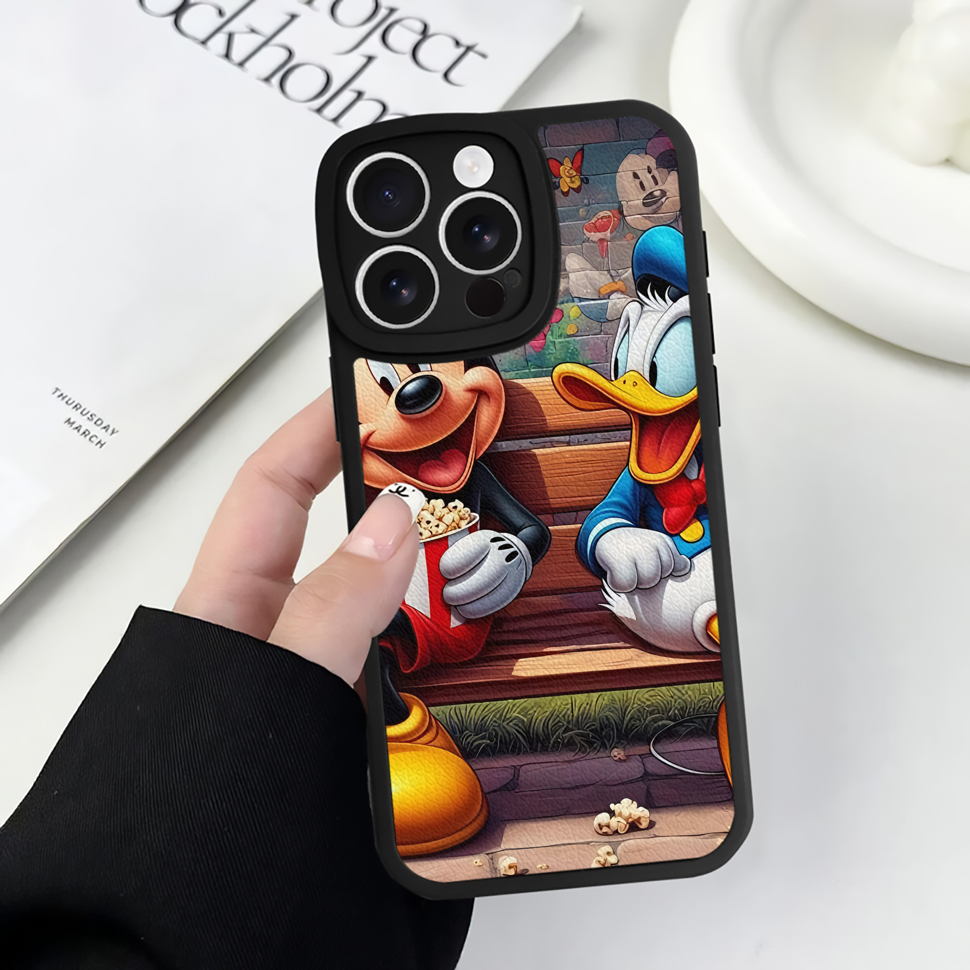 （画像用） ミッキーマウス Mickey Mouse 【iPhone 16シリーズ対応】シリコンスマホケース（レザー調） 材質：シリコン